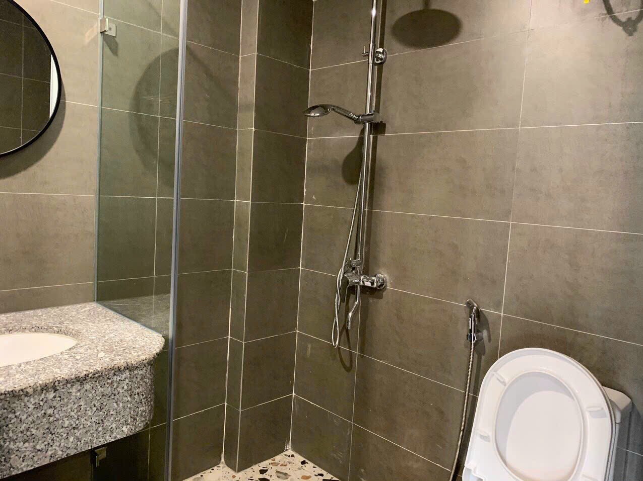 Cho thuê nhà lô góc, mới , thang máy,vỉa hè, 117m2- 5T, Duy Tân_45 Tr