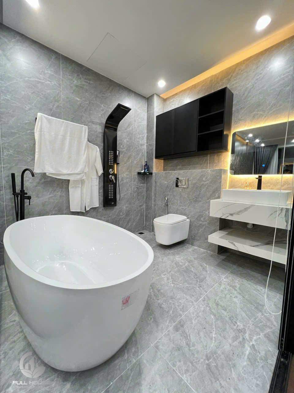 Cho thuê nhà mới, hai cửa đi, Hoàng Văn Thái, 100m2x 5T vỉa hè 30 Tr