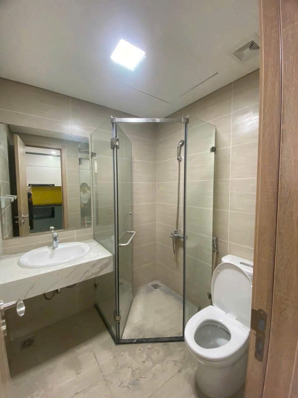 Nhà tôi cho thuê nhà hai cửa đi, mới, 98m2_ 4T; vỉa hè, Duy Tân-30 Tr