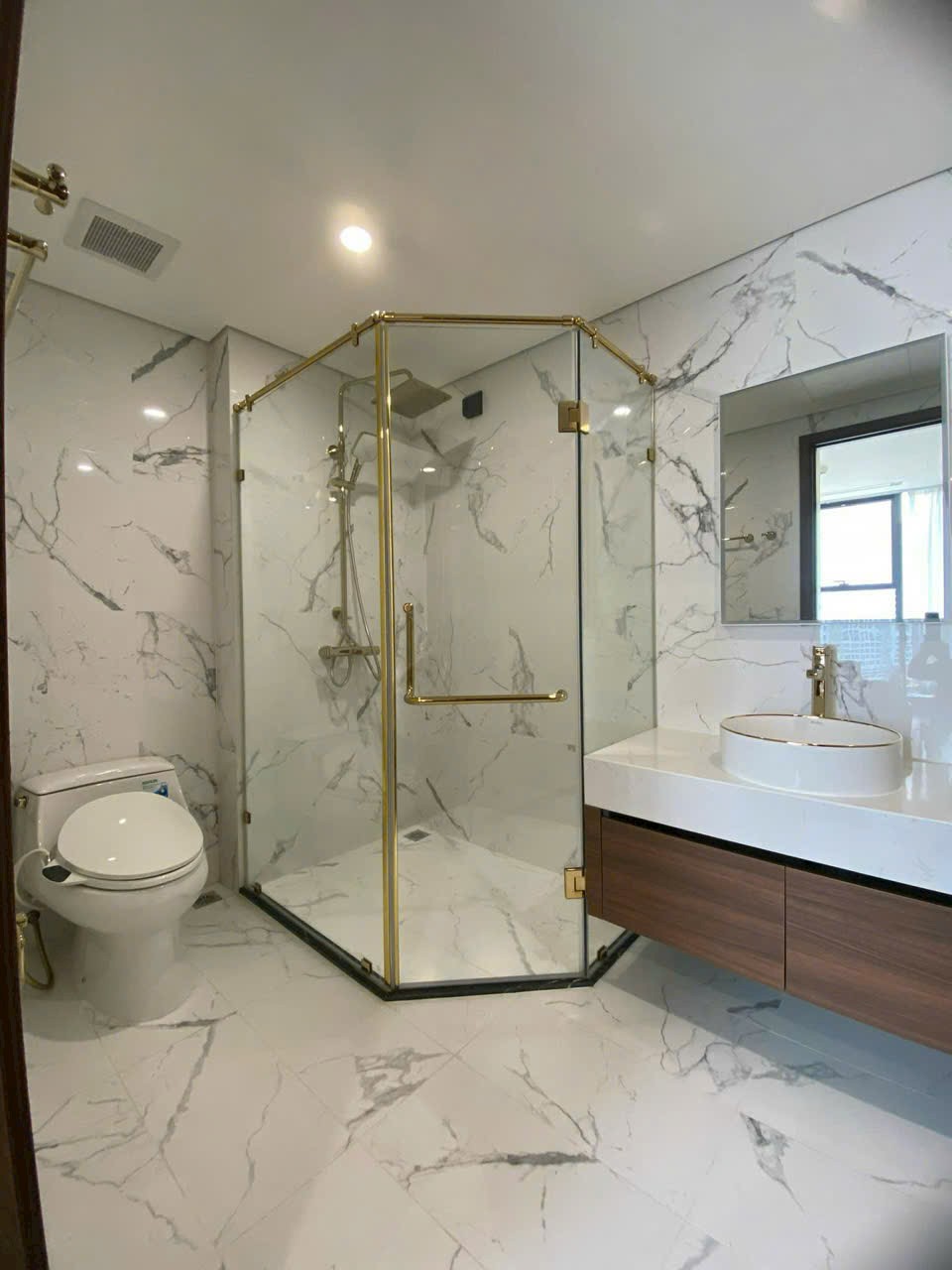 Cho thuê nhà mới, căn góc, Thái Hà, thang máy; vỉa hè 116m2* 5T- 45 Tr