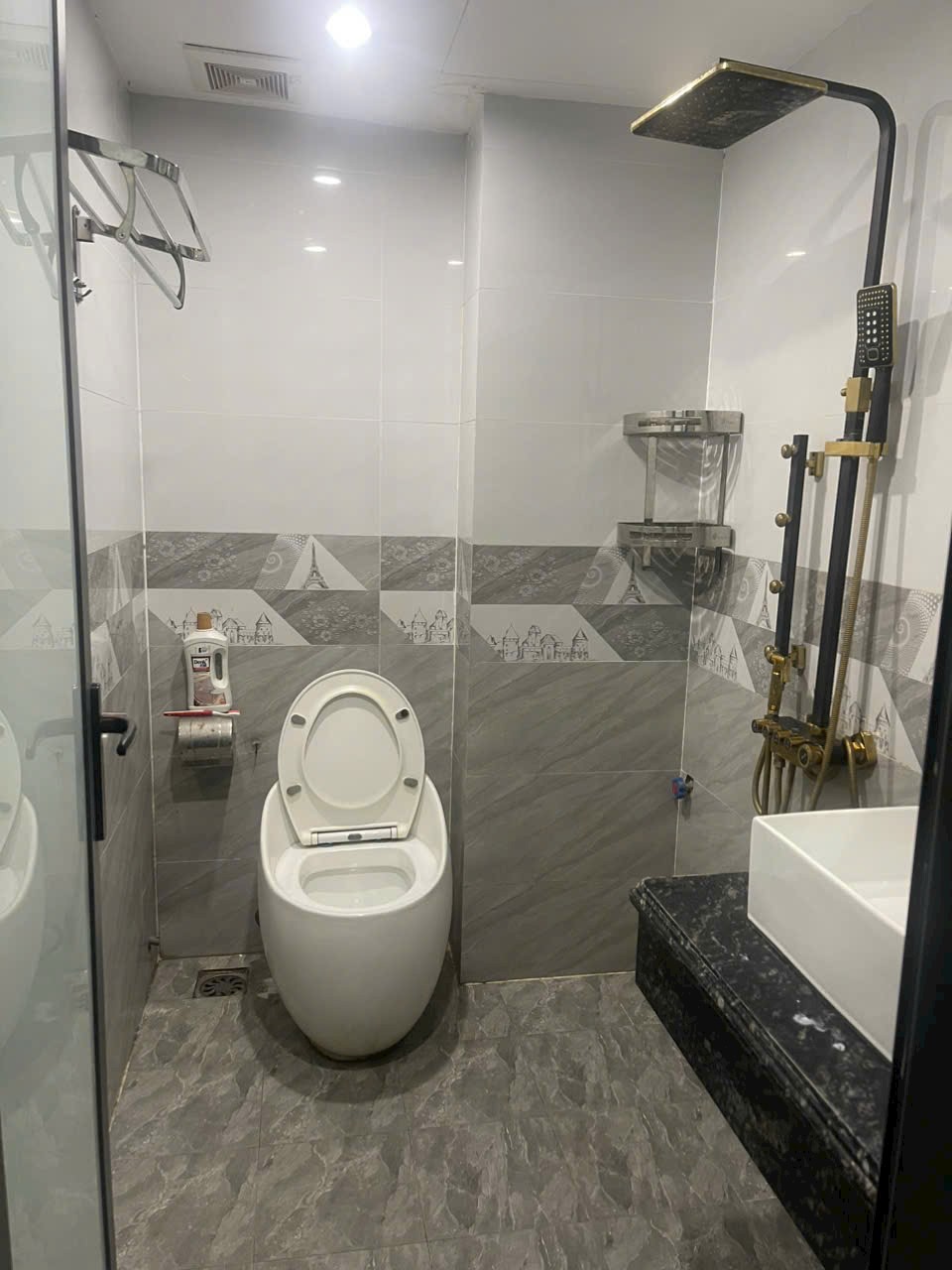 Tôi cho thuê nhà hai cửa đi, mới, Hoàng Cầu, 100m2x 4T vỉa hè 30 Tr