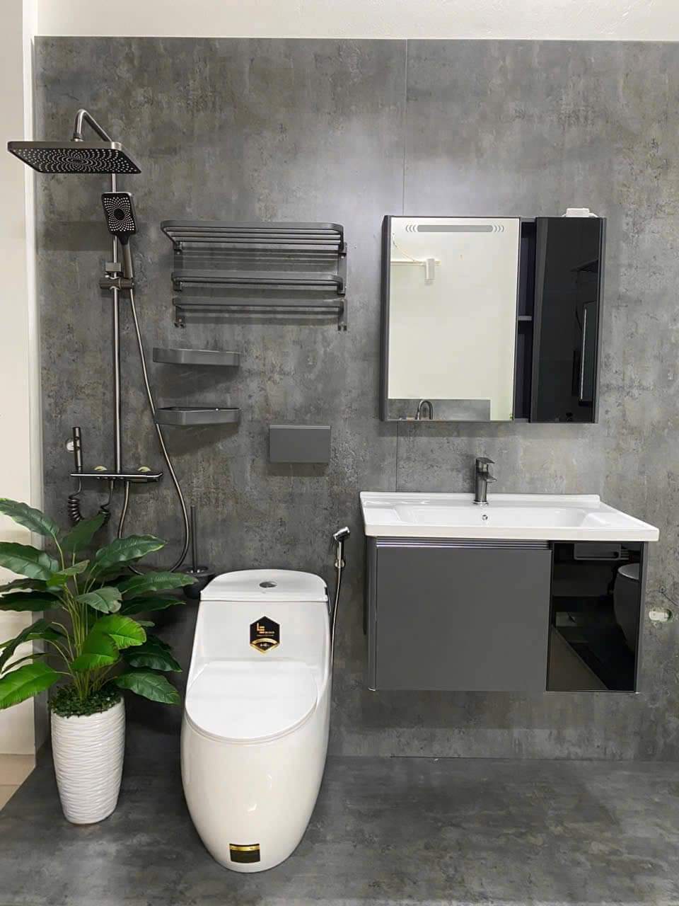 Cho thuê Nhà KD, VP, Nhà Hàng, Hoàng Văn Thái, 102m2x 4T vỉa hè 32 Tr