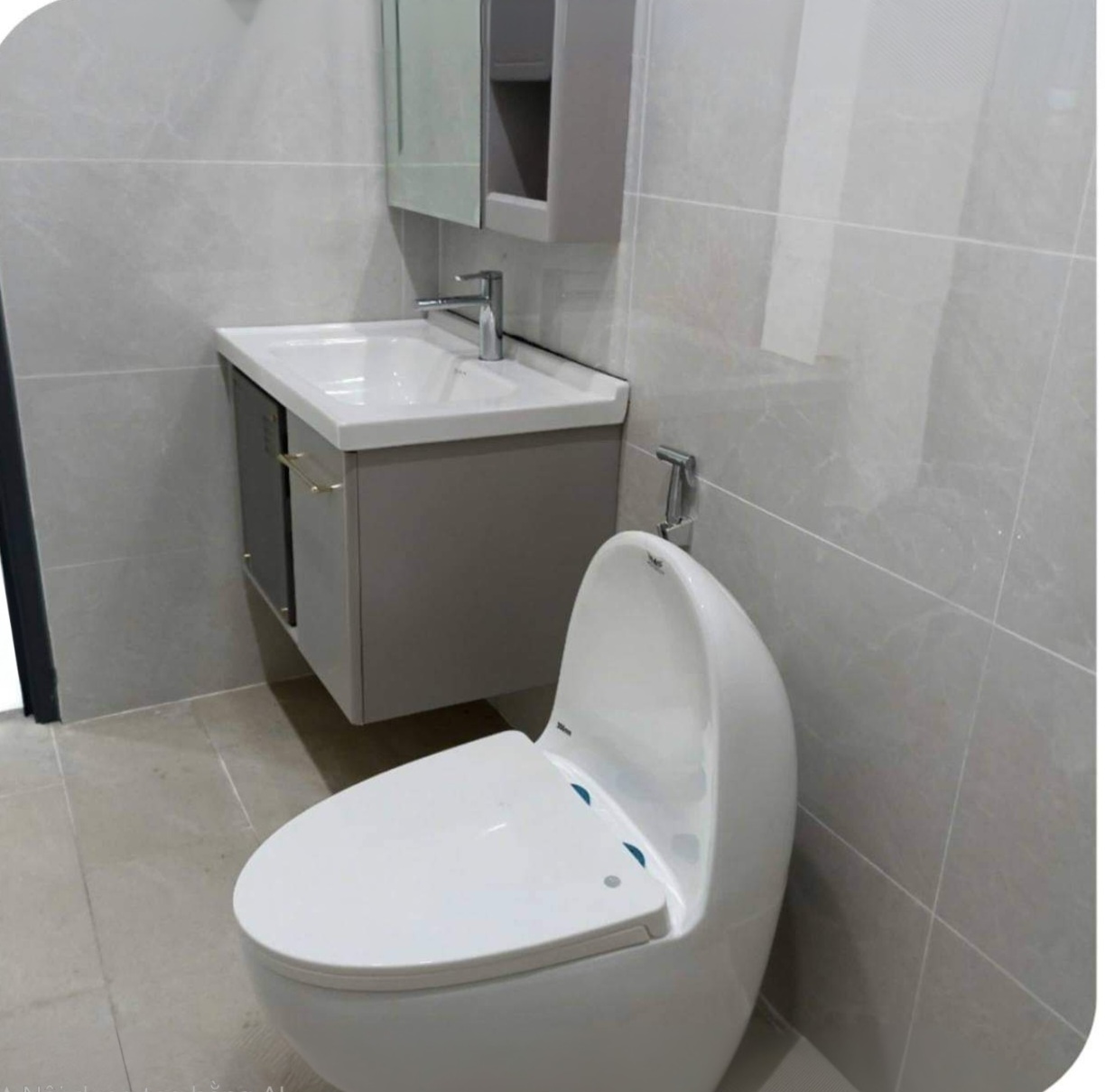 Tôi cho thuê nhà lô góc, mới ,vỉa hè, 119m2- 5T, Nguyễn Thị Định_44 Tr