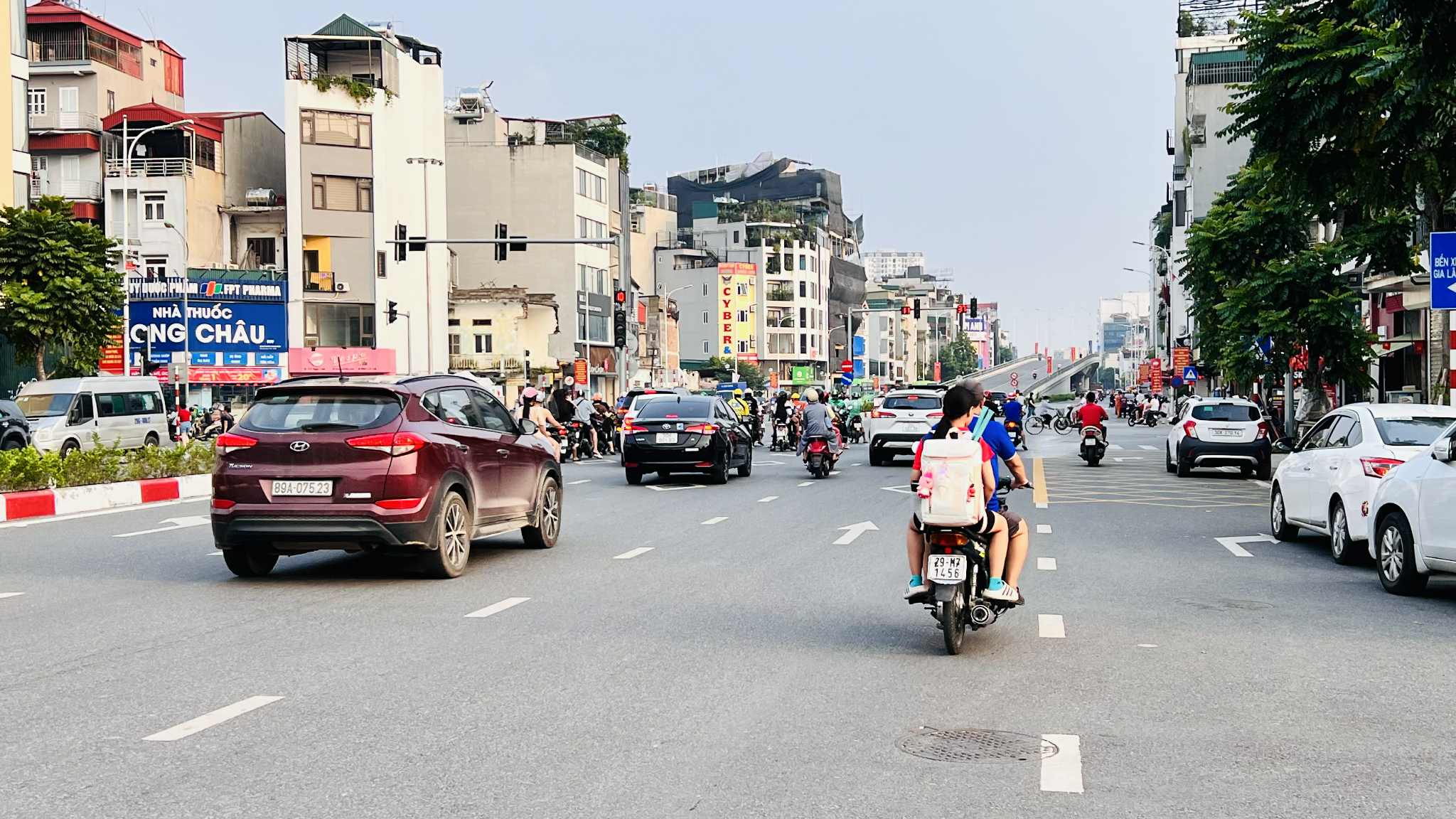 bán nhà Hồng Tiến, 65m x 4 tầng, mặt tiền 13.5m, vỉa hè đá bóng, xe container quay đầu