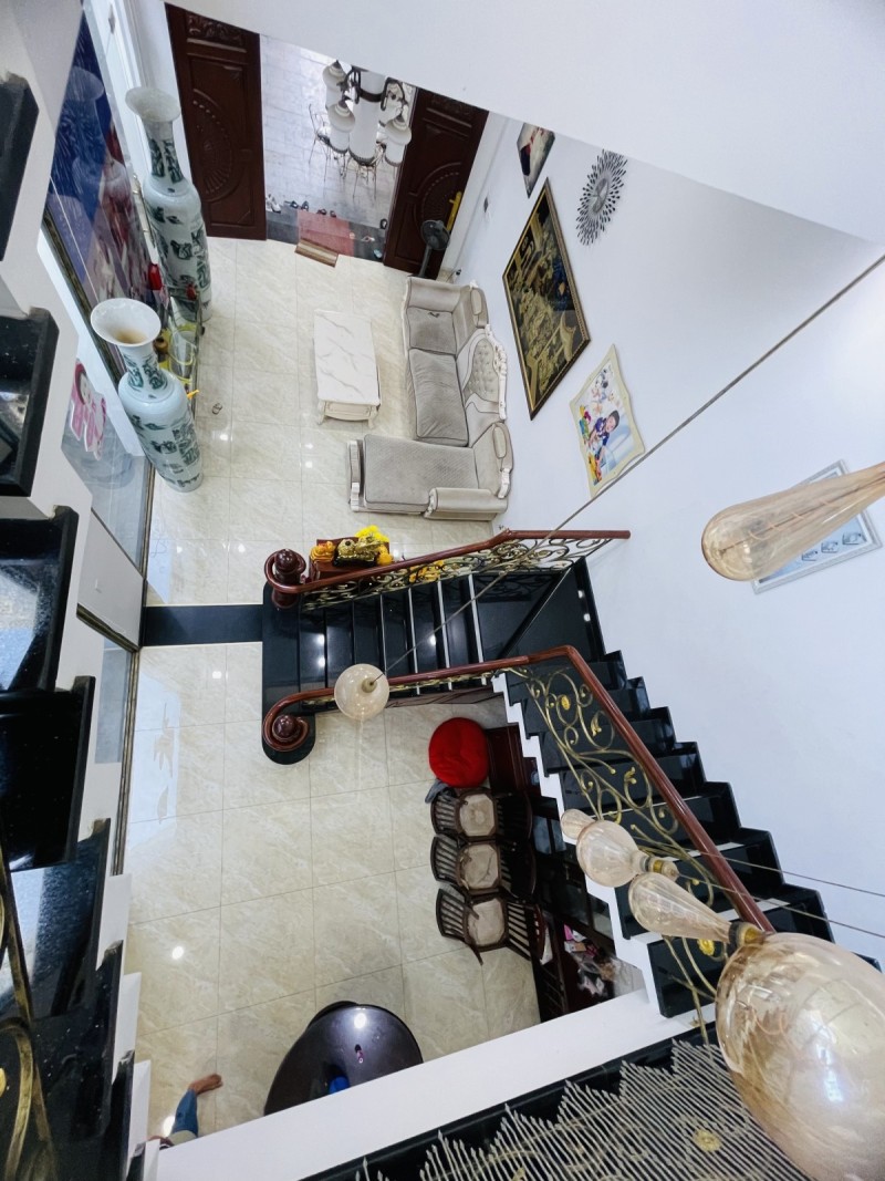 Bán nhà mặt phố Q.2, P. Cát Lái, đường Số 10, DT 162m2, 3 tầng, 4PN. Sổ hồng, giá 18.7 tỷ.