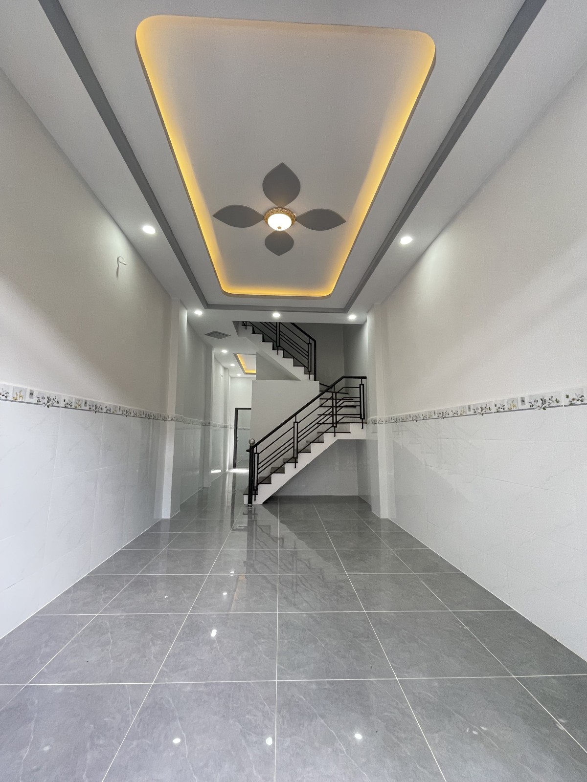 LÔ GÓC – 2 LẦU – HẺM 4M THÔNG – CÁCH MẶT TIỀN ÂU CƠ 30M