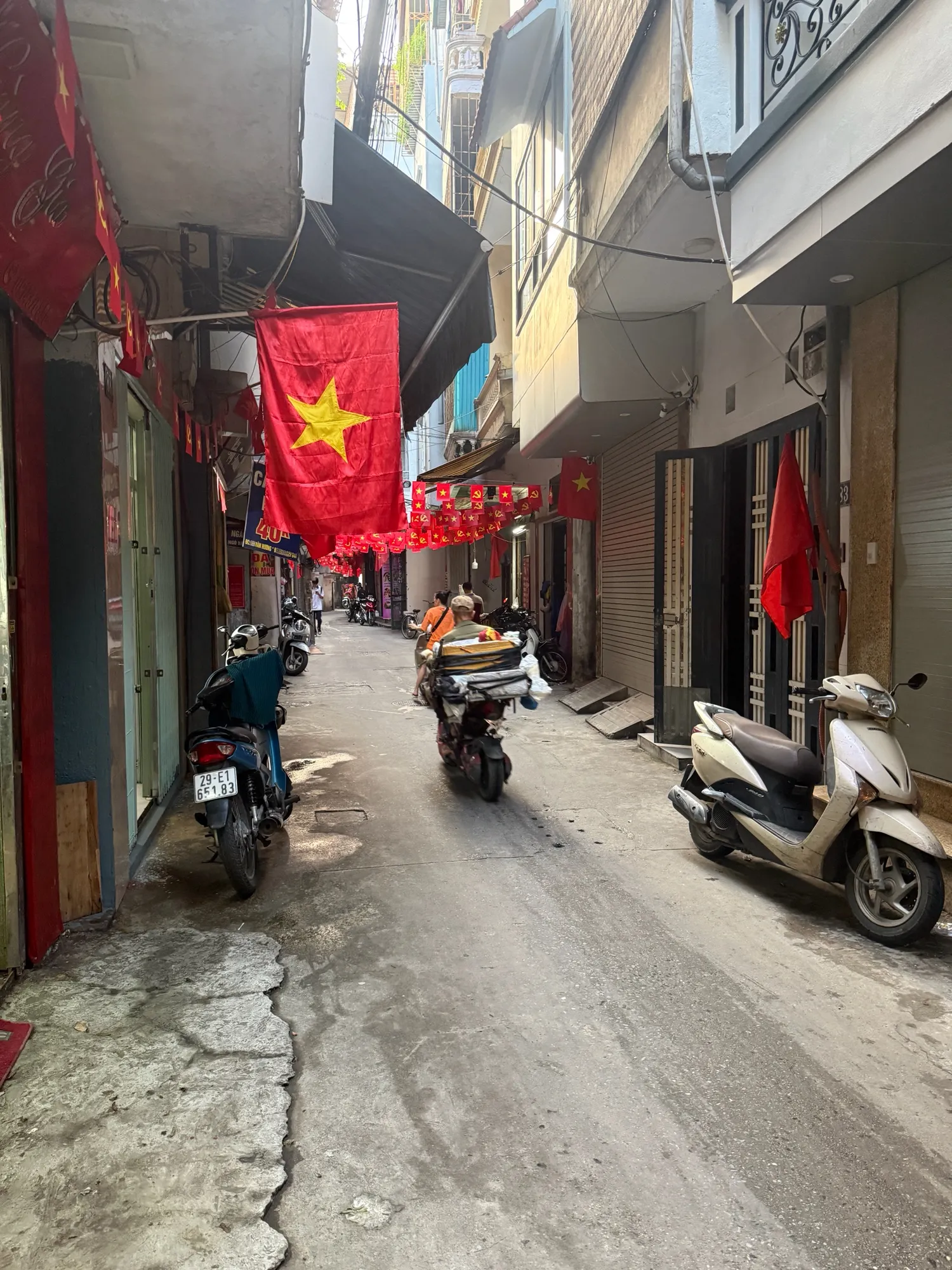 Bán Nhà Văn Hương 33m2. 3 tầng. mặt tiền 3m. giá 7.65 Tỷ Đống Đa Hà Nội