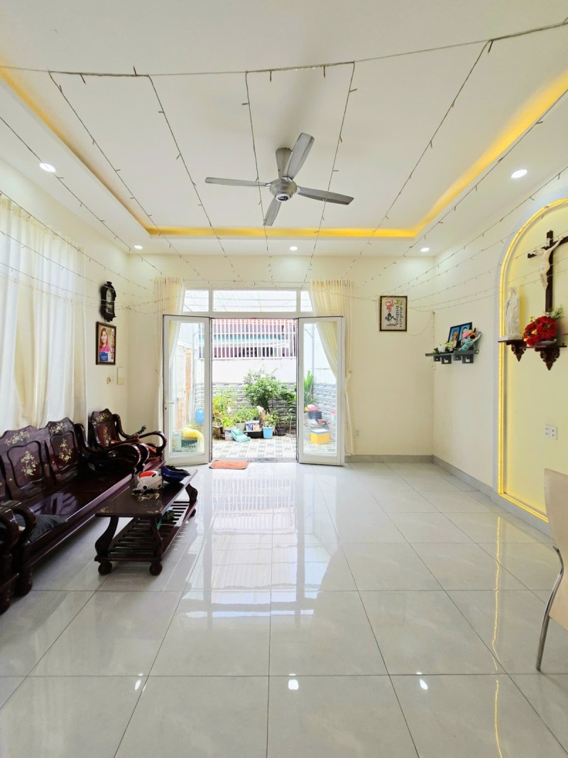 Bán nhà 3 tầng Nguyễn Duy Trinh, P Bình Trưng, TP HCM, DT  83m2, 3PN, SH, giá 6.6 tỷ.