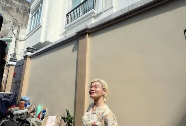 BÁN ĐẤT TẶNG NHÀ 2 TẦNG – MẶT TIỀN HẺM XE HƠI Đ. THỦ KHOA HUÂN, P.BẾN THÀNH, QUẬN 1 – NƠI ĐÓN ĐẦU DU KHÁCH NƯỚC NGOÀI SIÊU LỚN