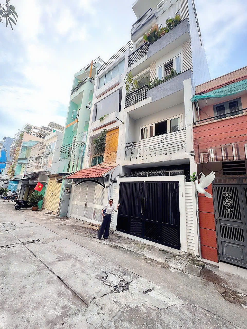 BÁN NHÀ MỚI XÂY 5 TẦNG – HXH 8M Đ. NGUYỄN THIỆN THUẬT, QUẬN 3 – CHÍNH CHỦ GIANG GIANG:-0901611116