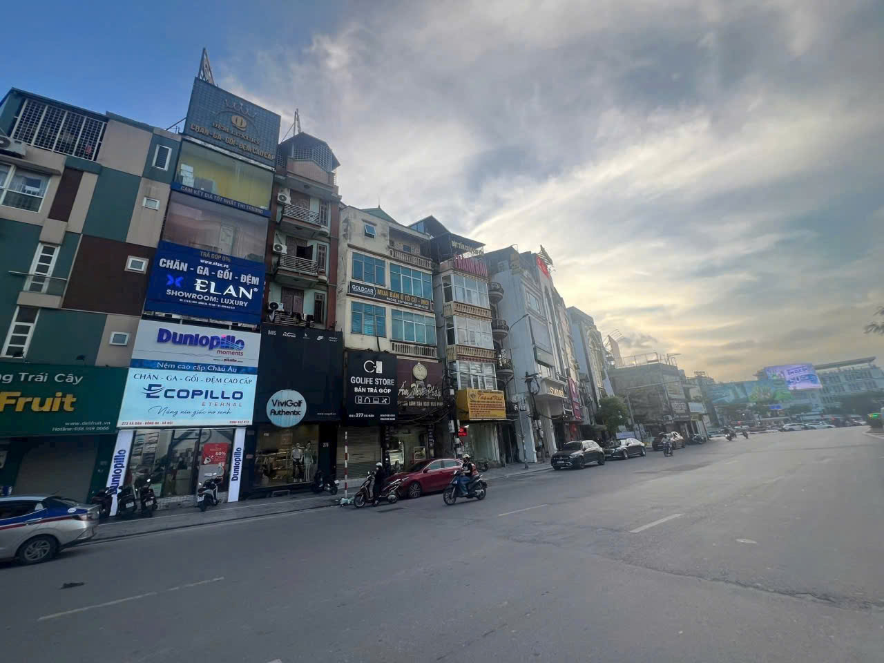 MẶT PHỐ  XÃ ĐÀN CON PHỐ CÓ 2 LÀN ĐƯỜNG TO NHẤT  QUẬN  ĐỐNG ĐA 54M  CHO CON PHỐ NÀY.
Phố Xã Đàn là con Phố Thương Hiệu của Quận Đống Đa, đường đôi 2 chiều 10 làn xe chạy.
VỈA HÈ 6 ĐẾN 8M 
NHÀ  BÁN NẰM Ở VỊ TRÍ VIP VIP LẮM KHÁCH  Ạ