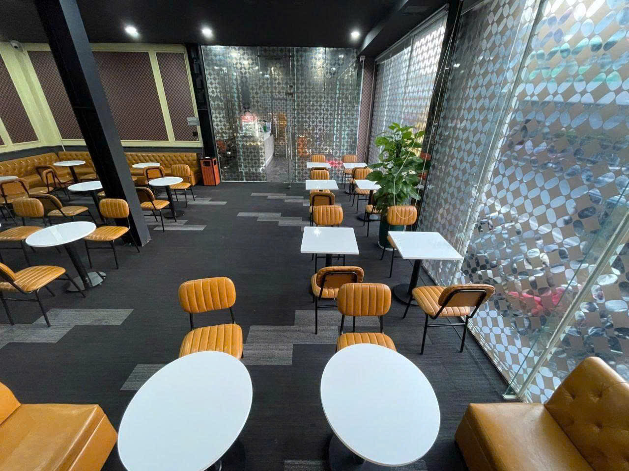 Quận 1 ! MẶT BẰNG ĐẸP LẮM ! CHO THUÊ TẦNG 1, 2, 3 và TRỆT , DT : 180 m2 ( mỗi tầng ) Tel : 0988666894 ( Chính chủ )