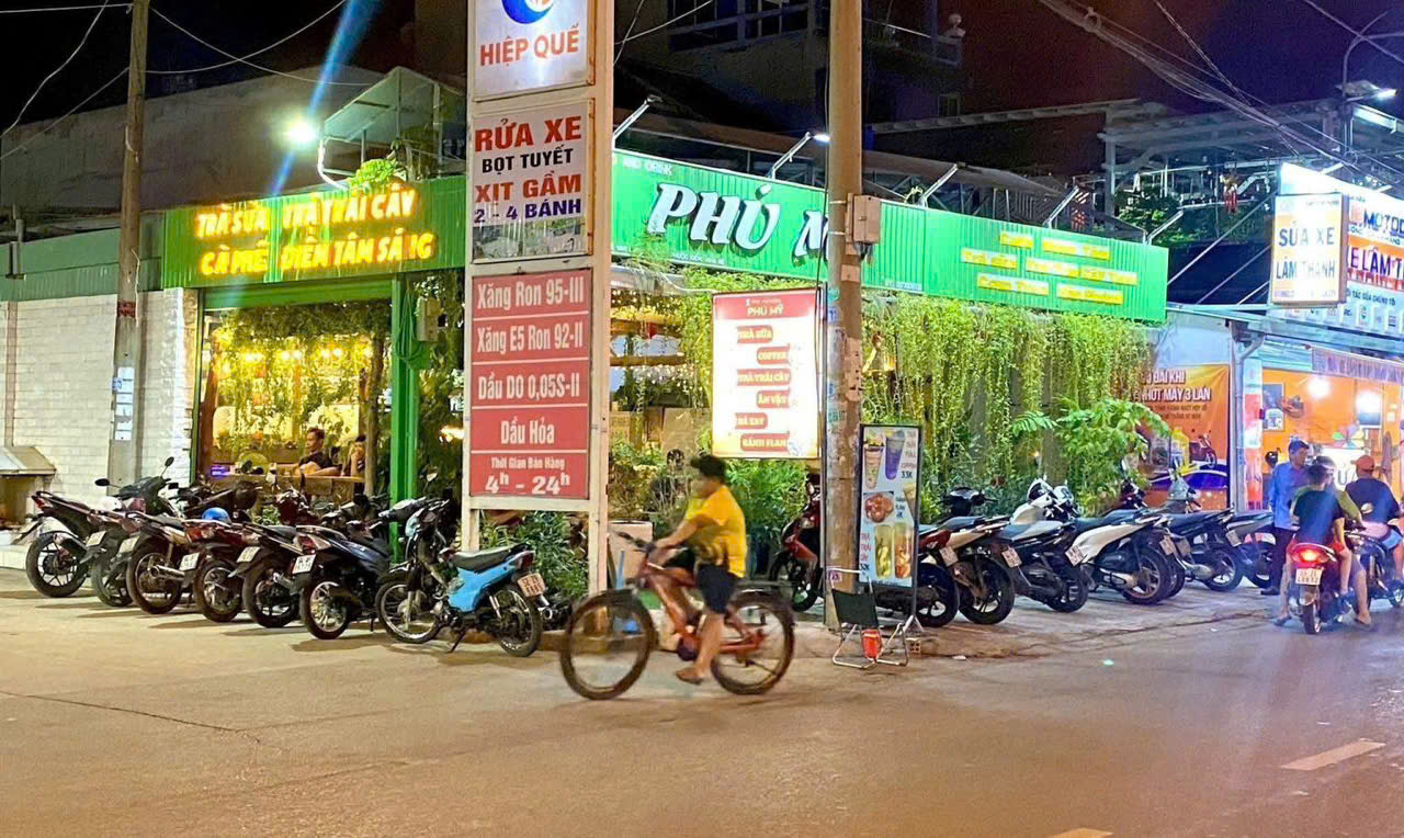 Nhà Bè ! QUÁN CAFÉ ĐẸP LẮM ! SANG RẺ CHỈ 179 tr QUÁN CAFE GÓC 2 MT
Liên hệ: 0973508530 ( chính chủ )