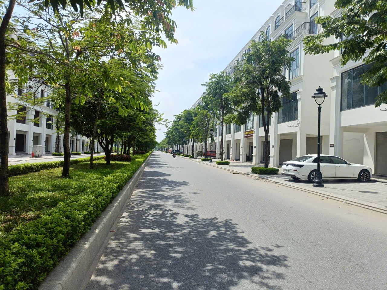 Mặt phố Đại lộ Thảo Viên – Hinode 92.5m2- 5T, Vỉa hè KD, gần hồ, giá 21.5 tỷ