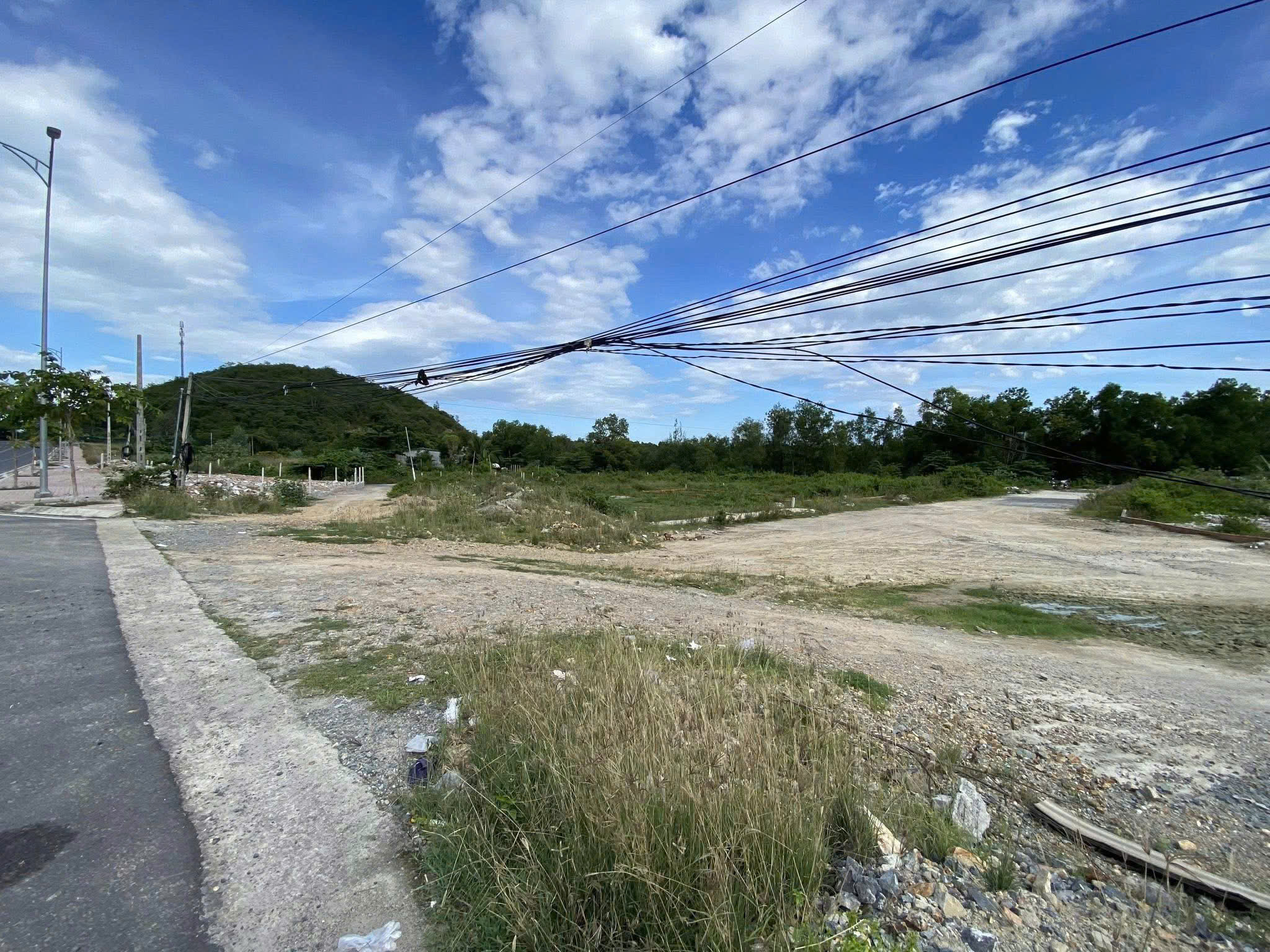 BÁN NHANH LÔ ĐẤT GIÁP KĐT SUNGROUP TRÊN TRỤC ĐƯỜNG 13m THÔNG TỪ PHONG CHÂU QUA KĐT SUN.