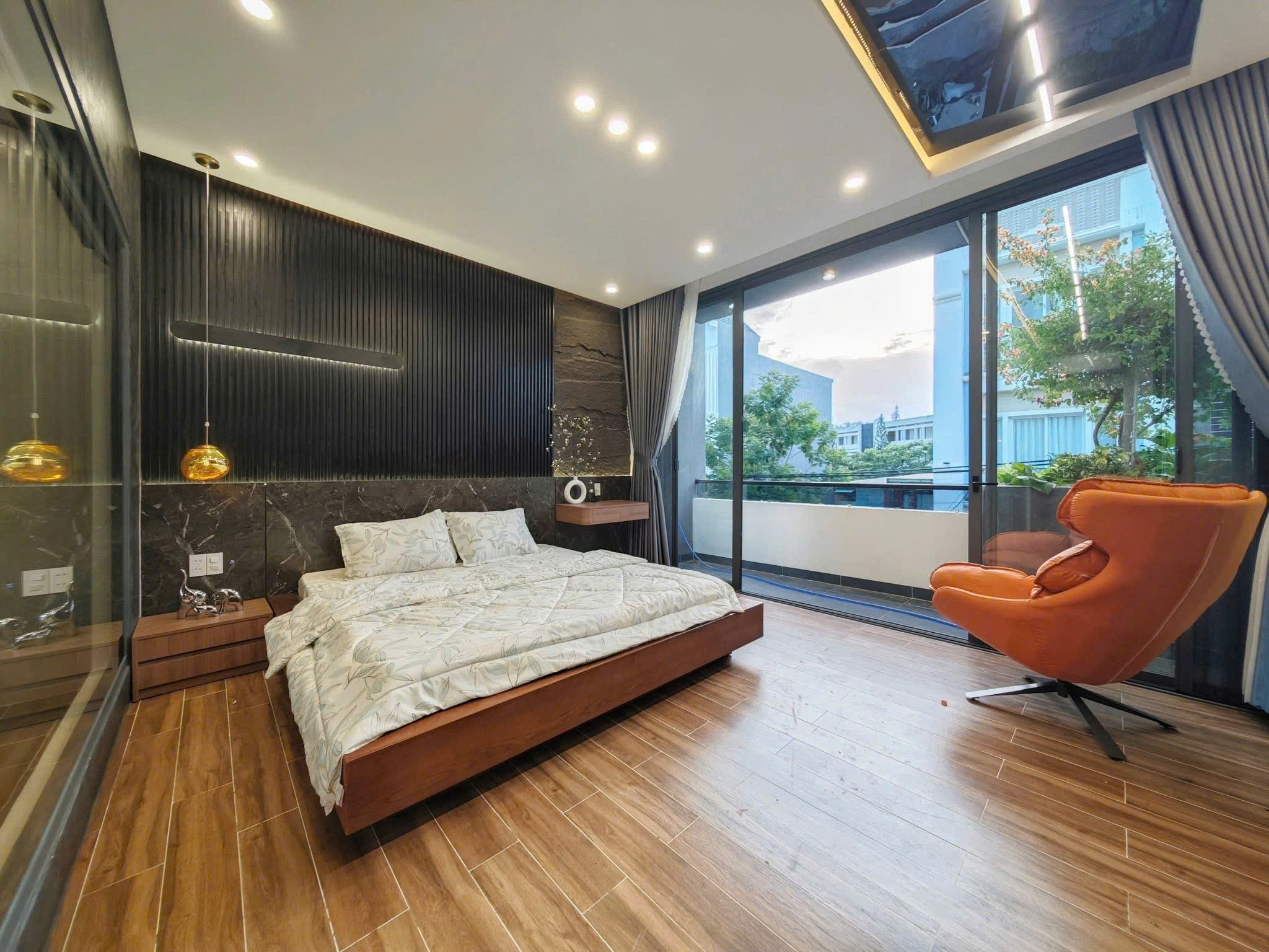 BÁN NHÀ NGUYỄN VĂN LINH LONG BIÊN,OTO TRÁNH,NGÕ THÔNG,THANG MÁY,49M NHỈNH 11 TỶ(TL)