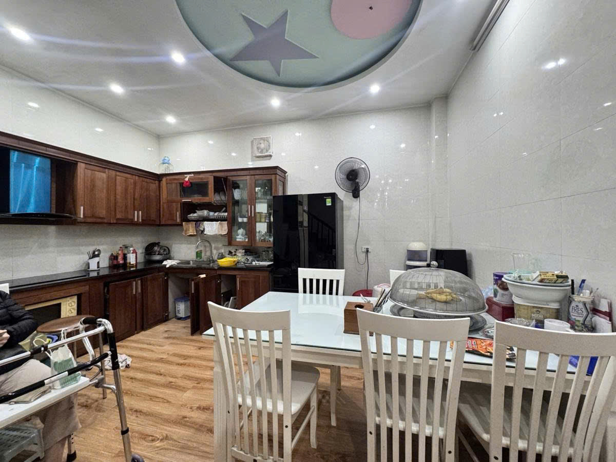 PHÂN LÔ HÀNG KHÔNG – HAI Ô TÔ TRÁNH LONG BIÊN GIÁ ĐẦU TƯ