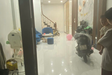 Gia đình tôi cần bán  nhà đẹp ở luôn ngõ 101 Thanh Nhàn, 40m2, 5 tầng, 6 phòng ngủ giá 12.2 tỷ có TL