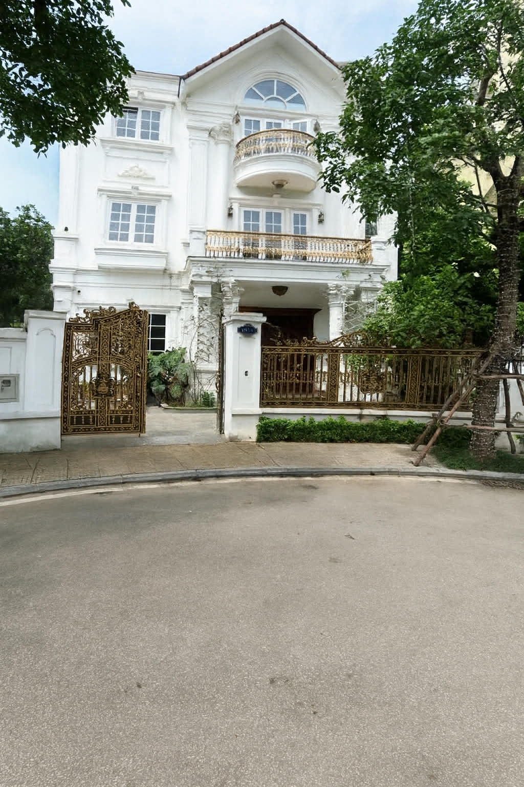 Biệt thự thượng lưu Vinhomes Riverside 206m x 4tầng, mặt tiền 15m, nội thất cao cấp, an ninh tuyệt đối