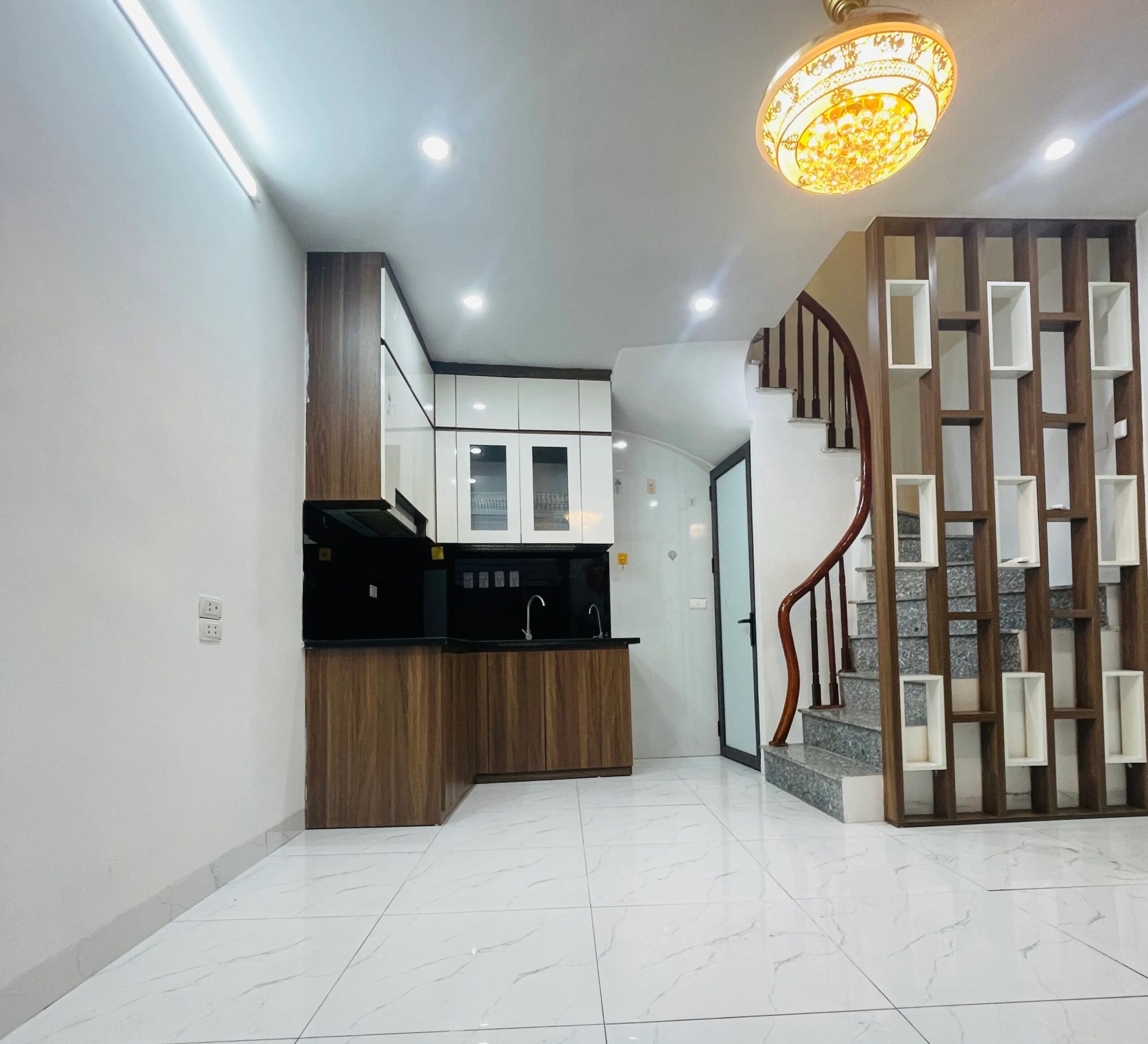 Lĩnh Nam Nhà Phân Lô 5 tầng, 2 mặt thoáng. View Hồ Thế Đất Vượng Khí, Tài Lộc Hưng Thịnh!