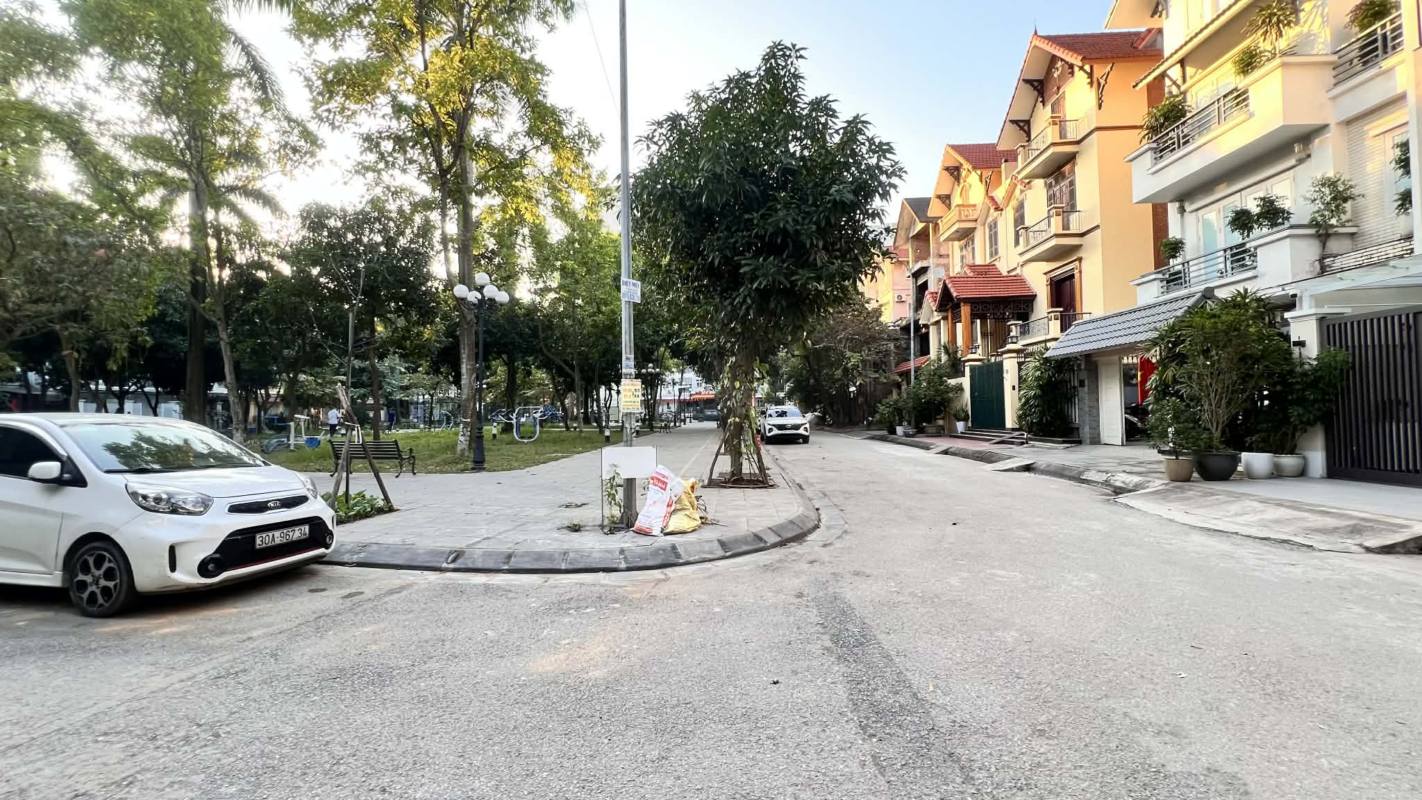 biệt thự lô góc Sài Đồng, vỉa hè rộng, ôtô tránh, view công viên cây xanh