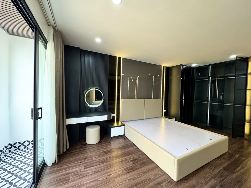 BÁN NHÀ NGÔ GIA TỰ ,OTO ĐỖ CỬA,THANG MÁY,PHÂN LÔ,ĐẸP LONG LANH,72M NHỈNH 13 TỶ