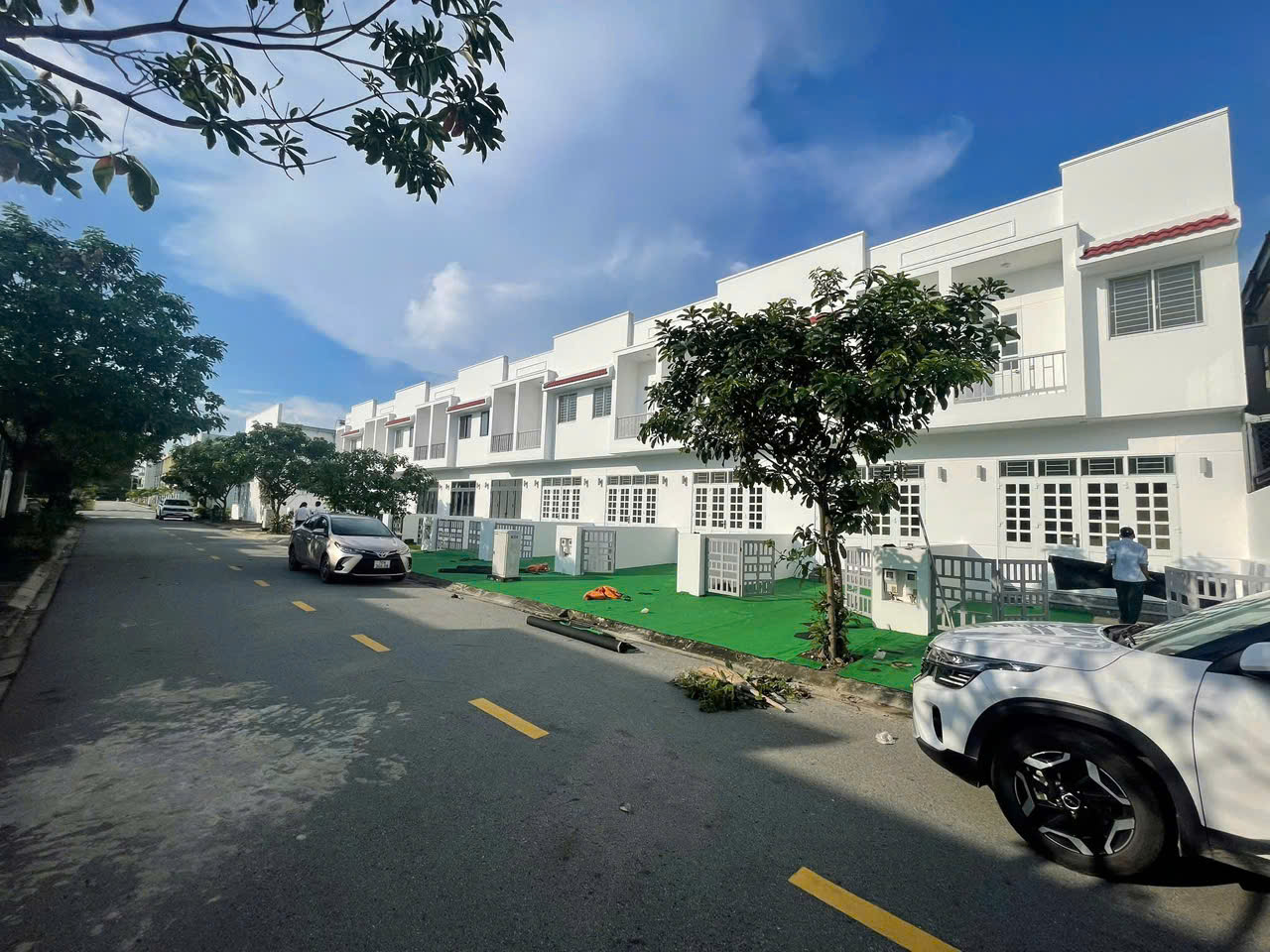 Nhà Phố Sổ Hồng Sẵn – Trả 30% Nhận Nhà Ở Ngay.