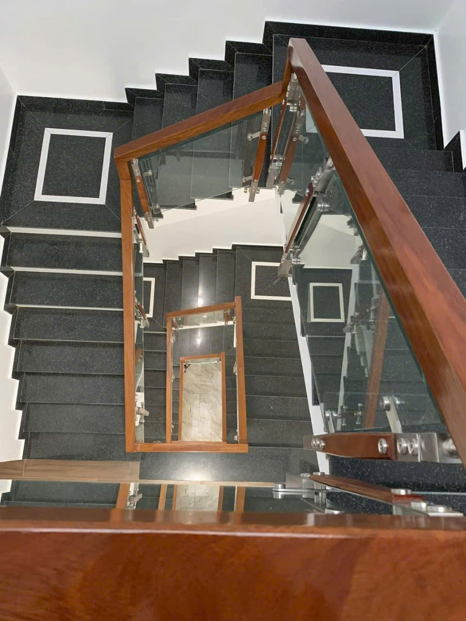 Nhà mình cho thuê nhà mới, hai cửa đi, Đội Cấn; vỉa hè 98m2* 5T- 30 Tr