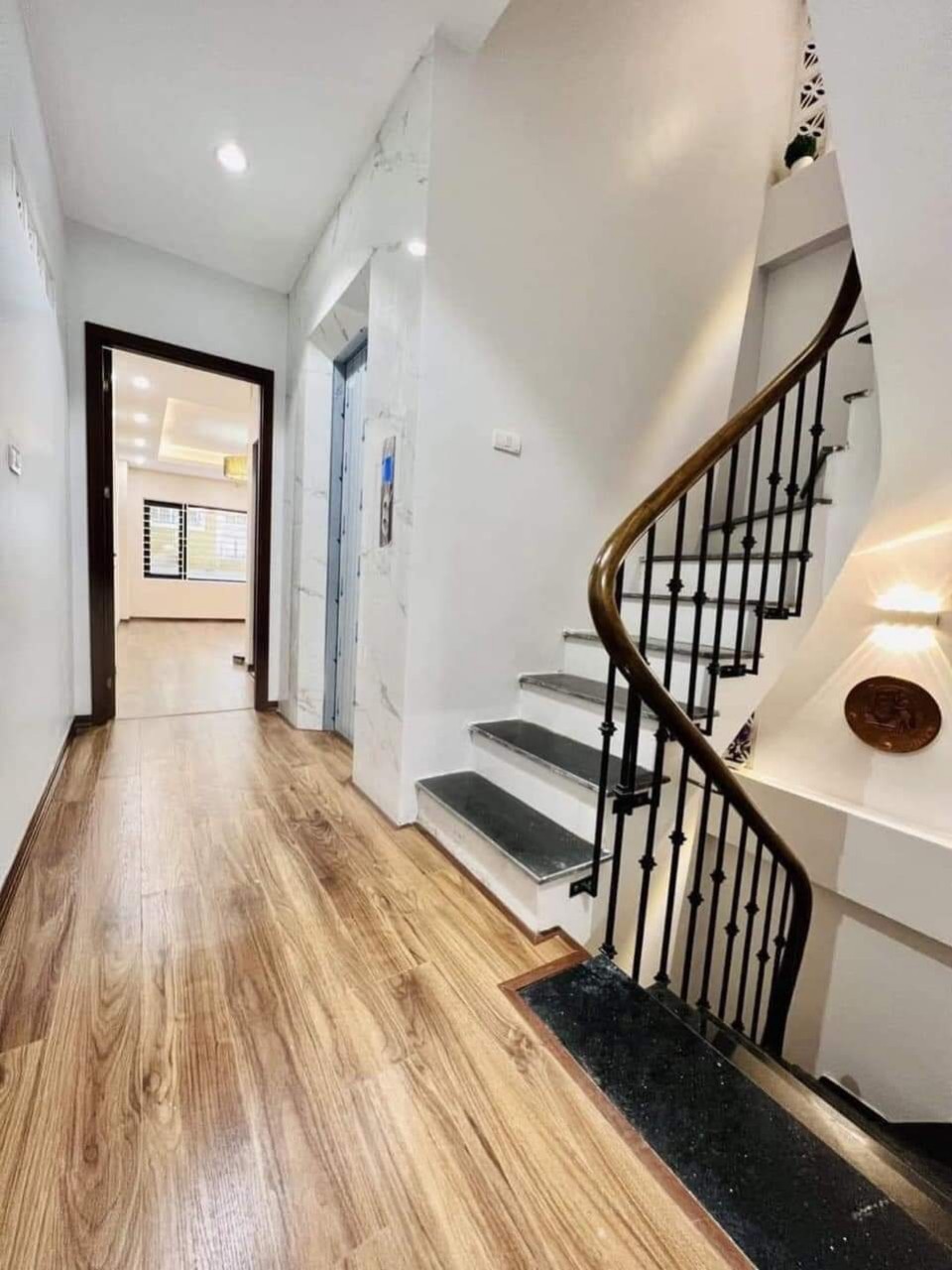 cho thuê nhà mới, hai mặt tiền, Phương Liệt, 105m2x 4T vỉa hè 31 Tr