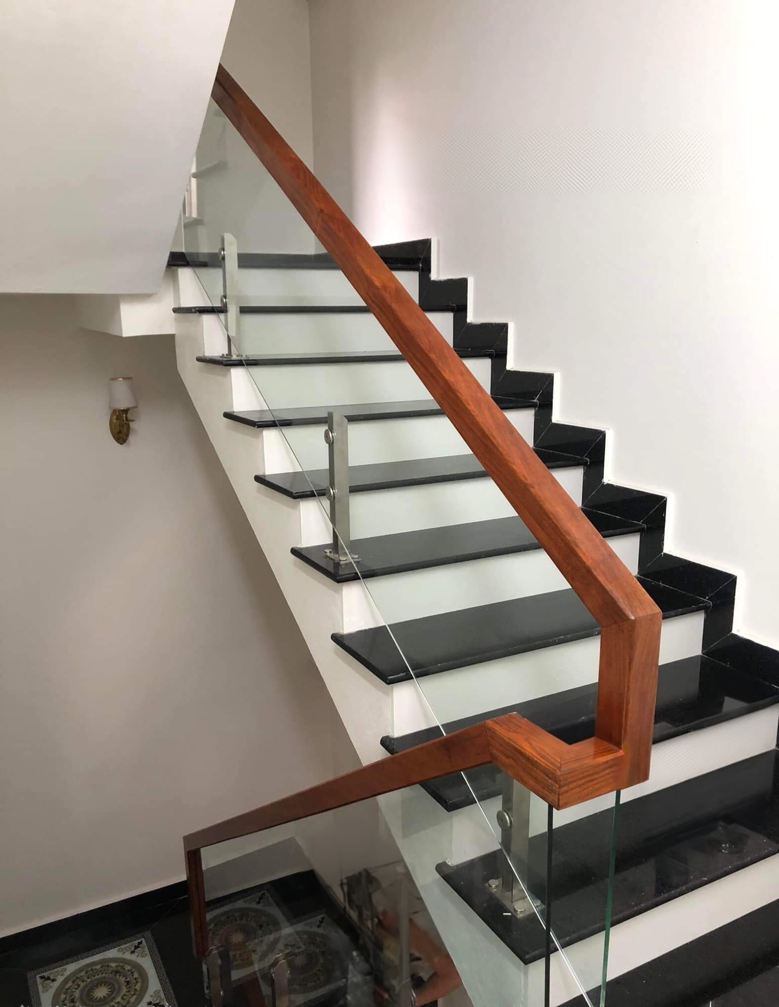 Mình cho thuê nhà hai mặt tiền,mới ,vỉa hè, 112m2- 5T, Võ Thị Sáu_35 Tr