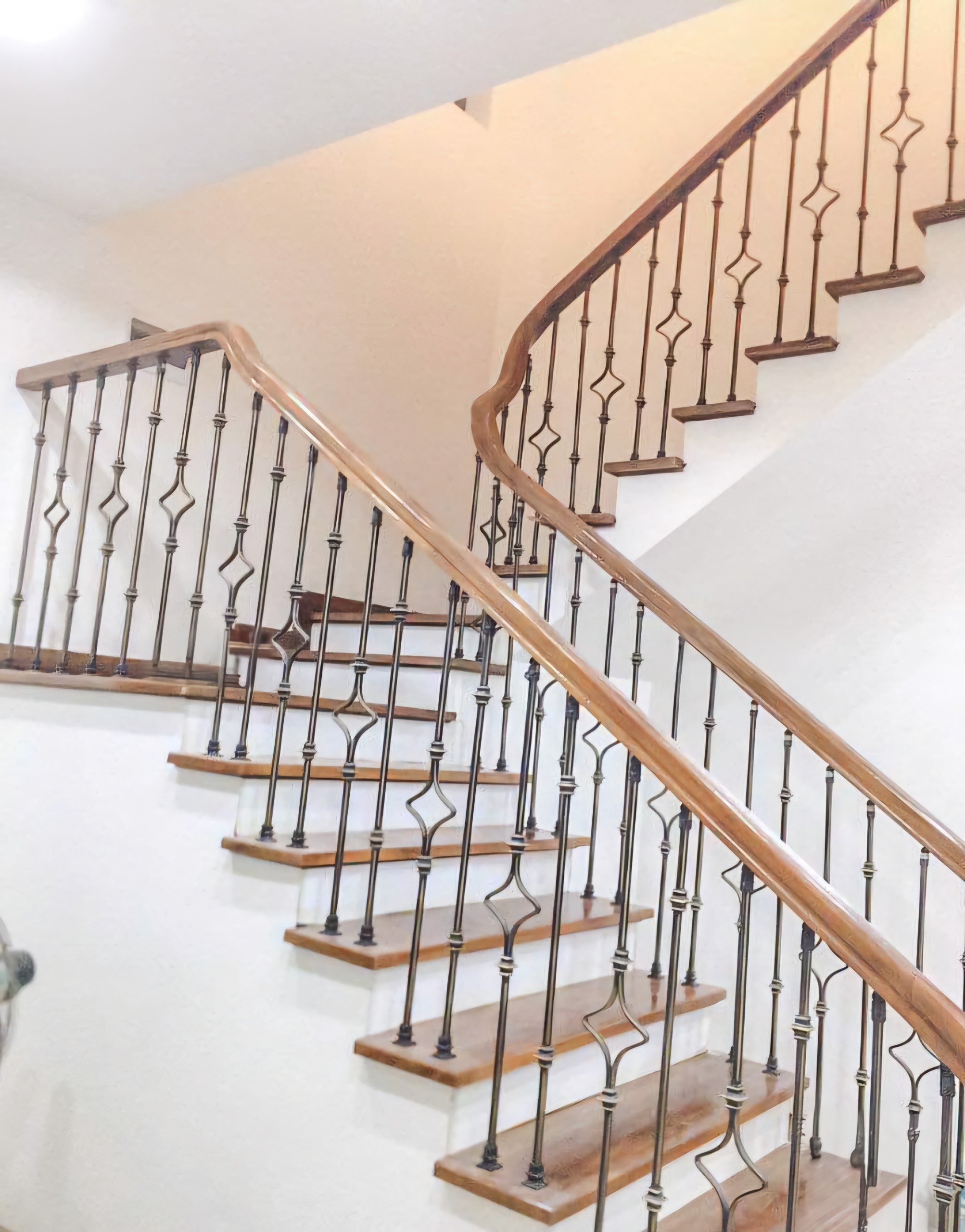 Cho thuê Nhà mới, Hoàng Văn Thái, thang máy, 101m2x 5T vỉa hè 32 Tr