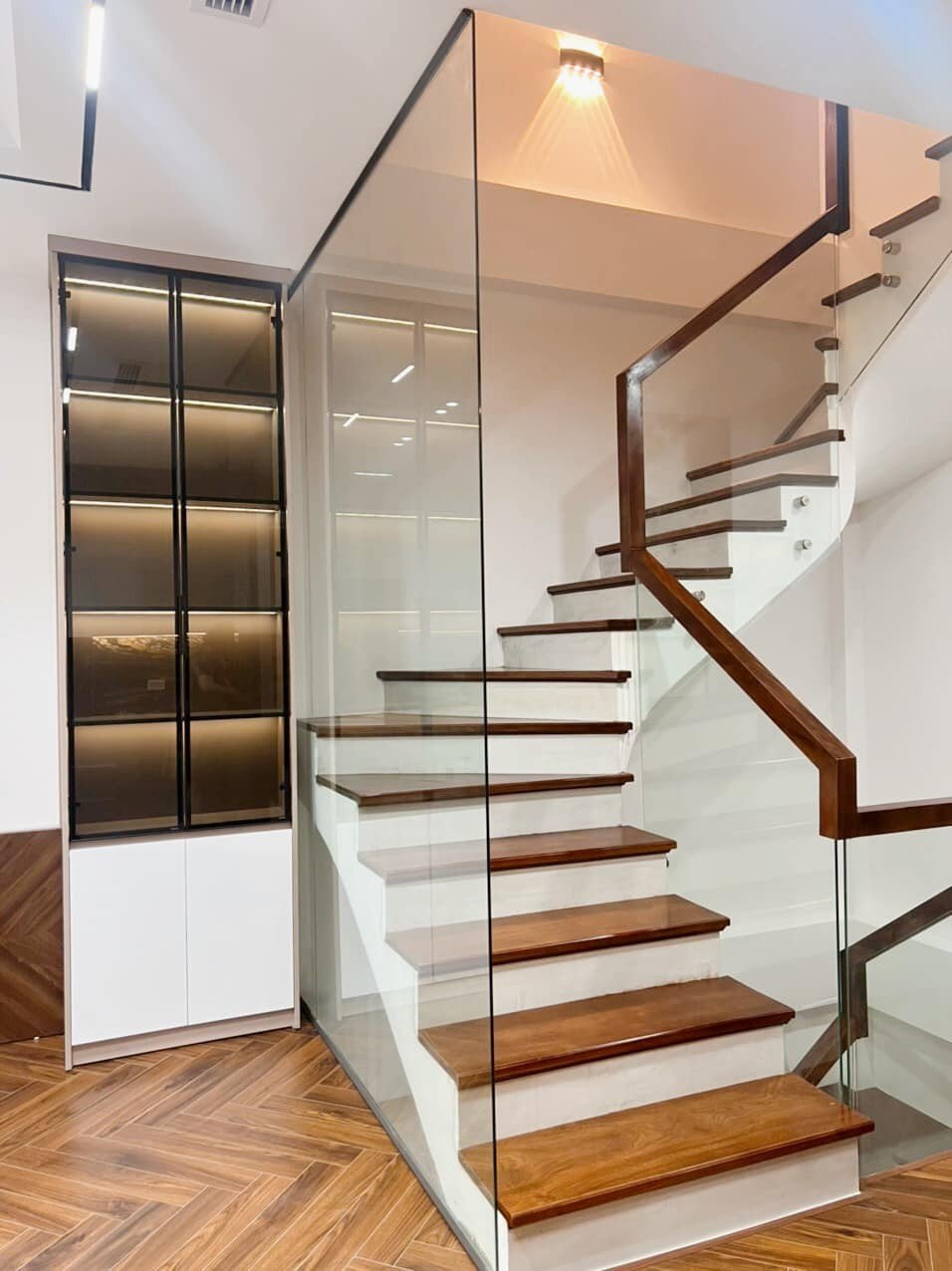 Tôi cho thuê nhà mới, hai cửa đi ,vỉa hè, 117m2- 5T, Chùa Láng_45 Tr