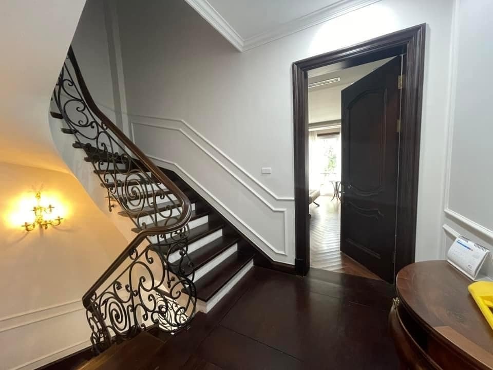 Cho thuê nhà hai mặt tiền,mới, Lạc Long Quân, 105m2x 5T vỉa hè 28 Tr