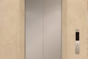 Cho thuê nhà căn góc, Trích Sài, Vỉa hè, Thang máy; 105m2* 4T- 52 Tr