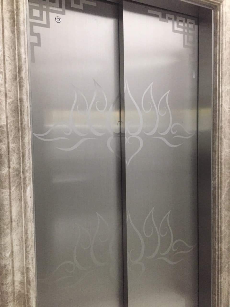 Cho thuê nhà, P. Đội Cấn, Thang máy, pccc, Vỉa hè; 141m2* 5T- 84 Tr