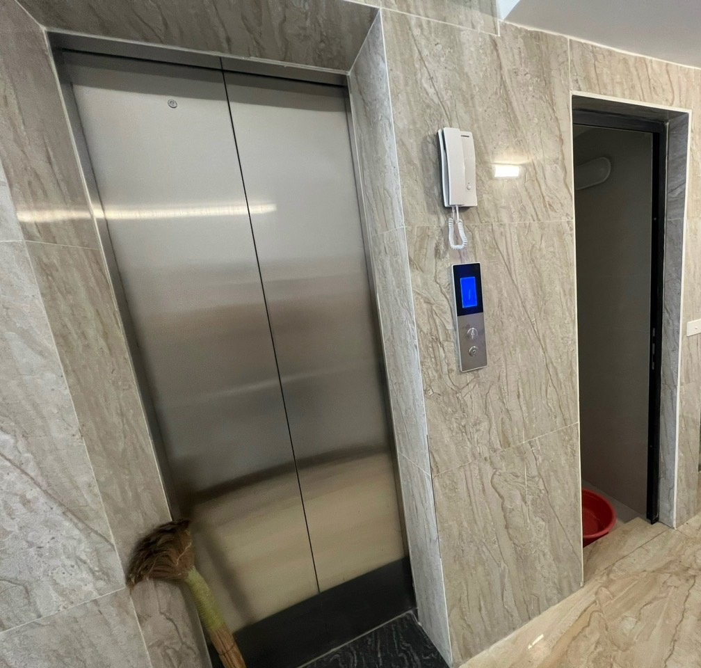 Cho thuê nhà hai mặt tiền,mới ,vỉa hè, 103m2- 5T, Lạc Long Quân_35 Tr