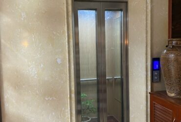 Cho thuê nhà mới, Hoàng Quốc Việt, thang máy; vỉa hè 125m2* 4T- 50 Tr