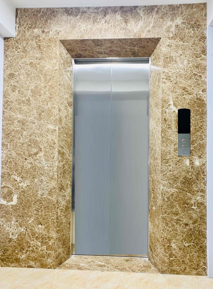 Cho thuê nhà hai cửa đi , thang máy,vỉa hè, 115m2- 5T, Chùa Láng_45 Tr