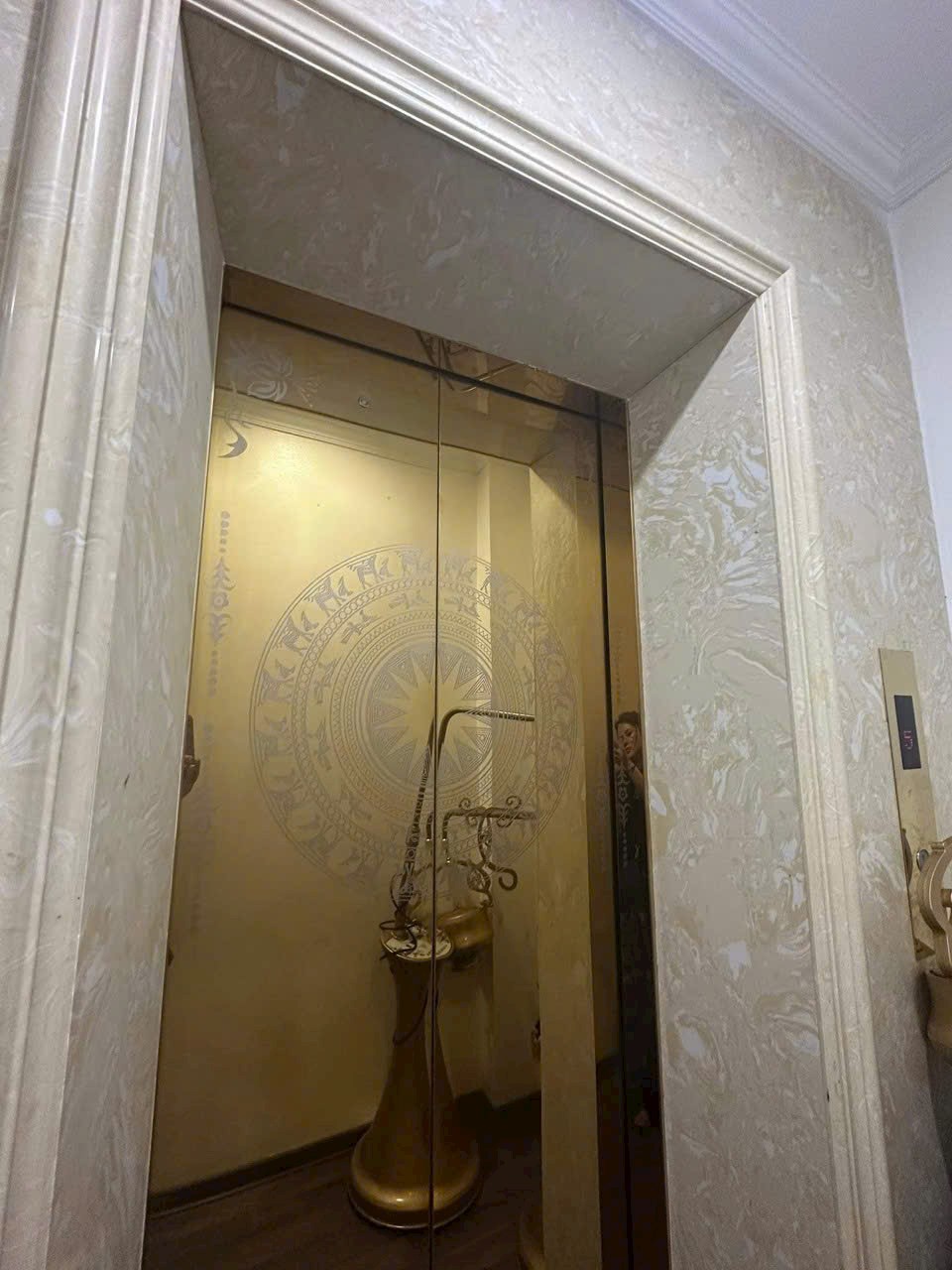 Mình cho thuê nhà lô góc, mới, Nam Trung Yên; vỉa hè 99m2* 5T- 32 Tr