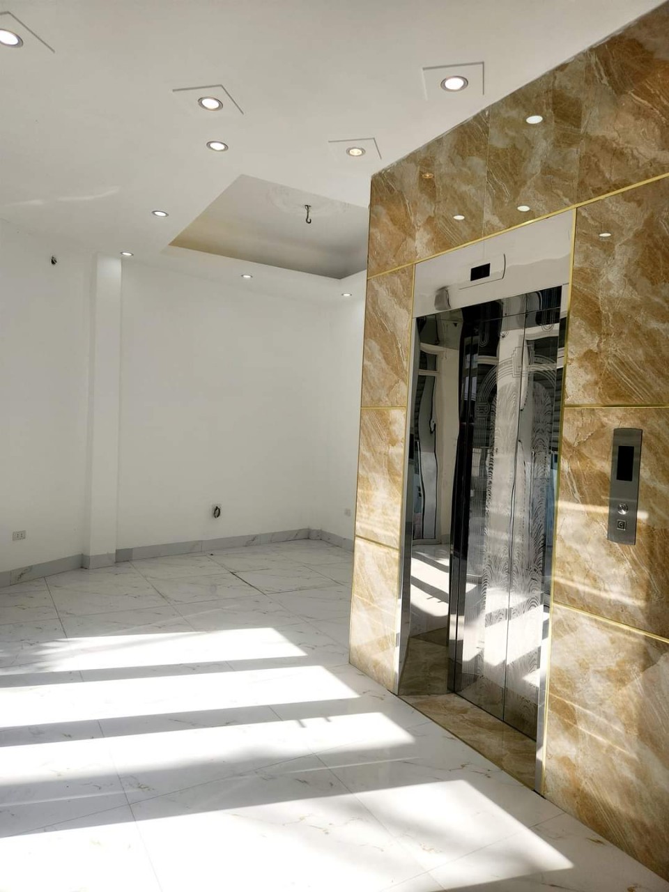 Tôi chủ nhà cho thuê nhà lô góc, mới ,vỉa hè, 120m2- 5T, Duy Tân_44 Tr