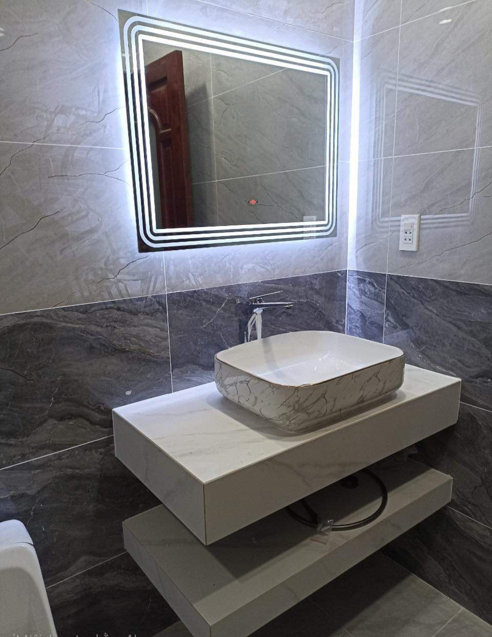 Cho thuê nhà mới, Hoàng Quốc Việt, thang máy; vỉa hè 125m2* 4T- 50 Tr