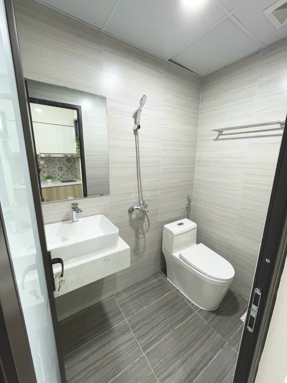 Cho thuê nhà mới, Trần Nhân Tông, thang máy; vỉa hè 119m2* 4T- 50 Tr