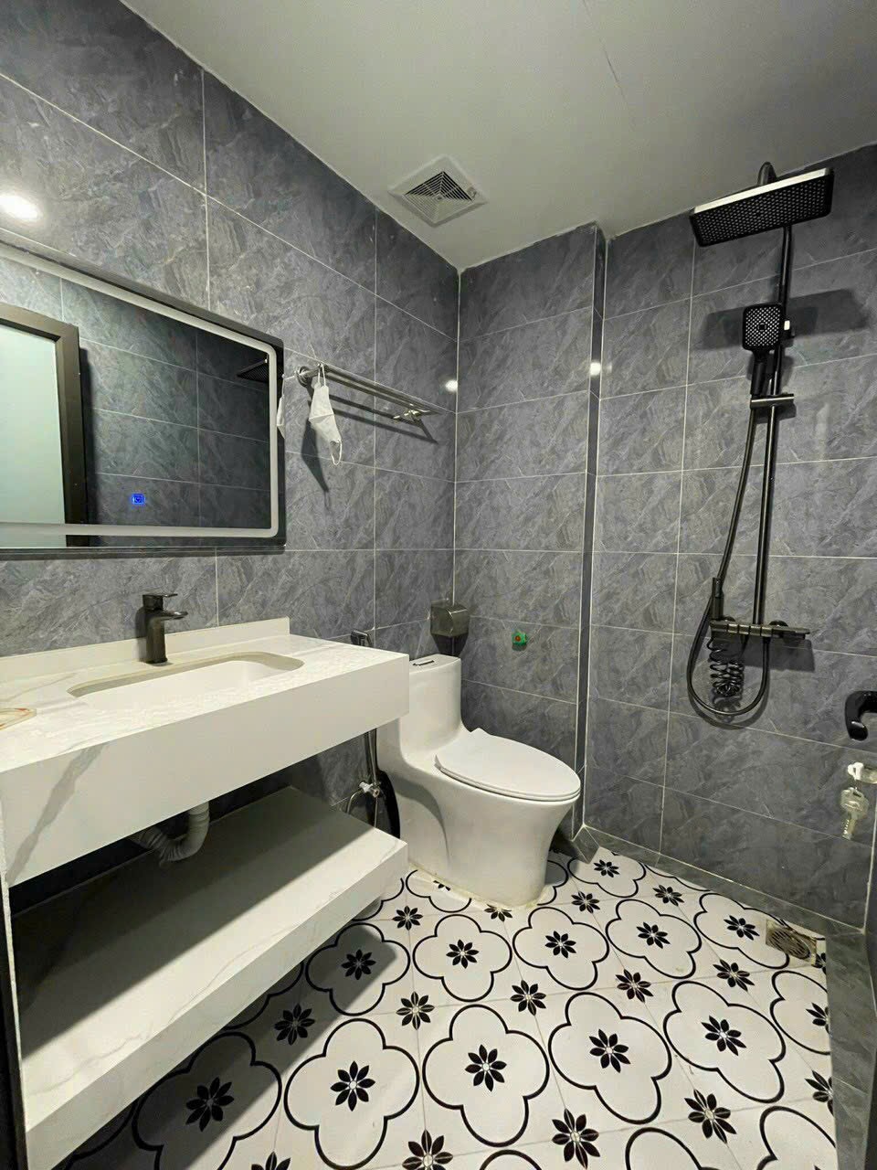 Tôi chủ nhà cho thuê Nhà căn góc, 109m2_ 4T; vỉa hè, Thái Thịnh-35 Tr