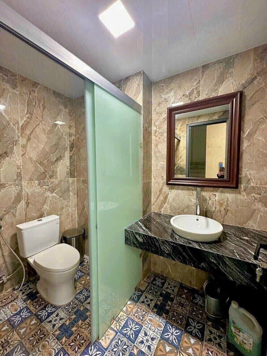 Chính chủ tôi cho thuê nhà hai cửa đi, Duy Tân, 100m2x 4T vỉa hè 33 Tr