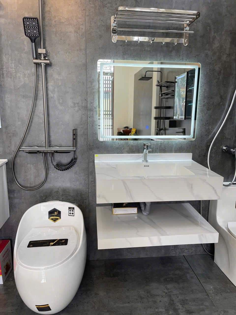 Cho thuê Nhà mới, Tôn Đức Thắng, thang máy; vỉa hè 108m2* 5T- 32 Tr