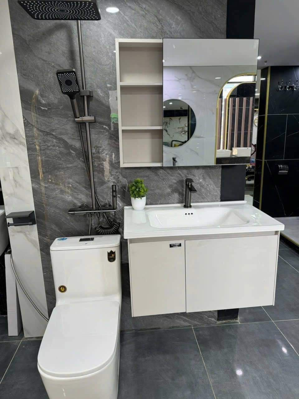 Cho thuê nhà hai cửa đi, mới, thang máy, 100m2_ 4T; vỉa hè, Lò Đúc-32 Tr