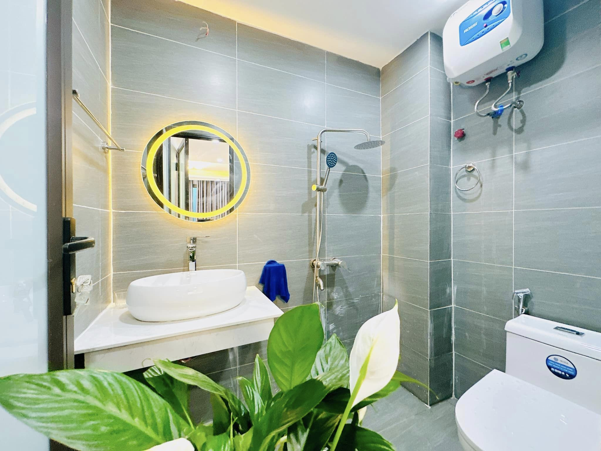 Cho thuê Nhà VP, Nhà Hàng, KD, Đội Cấn; vỉa hè 101m2* 4T- 30 Tr