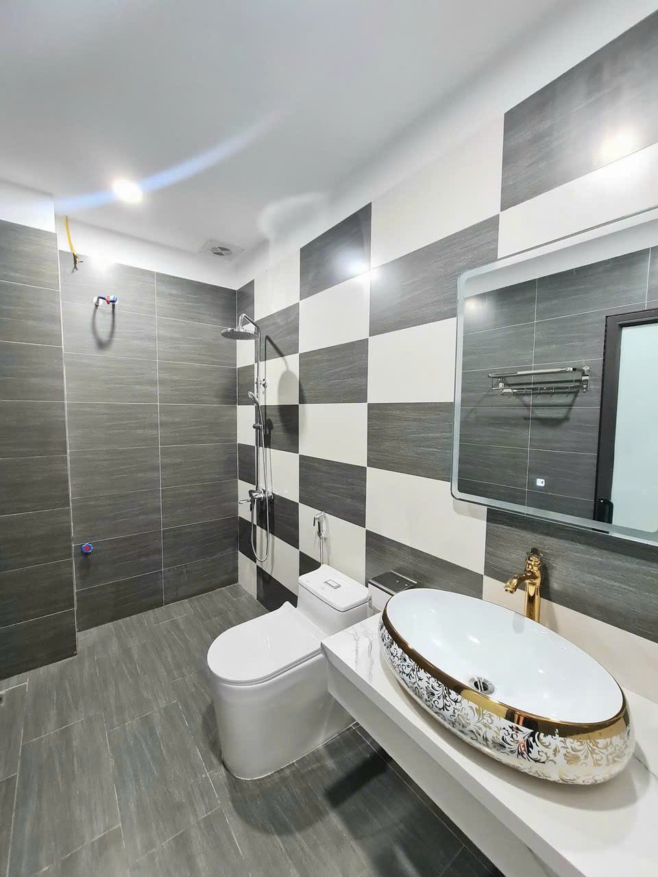 Cho thuê Nhà hàng, VP, KD, 105m2_ 4T; vỉa hè, Nguyễn Khánh Toàn-31 Tr