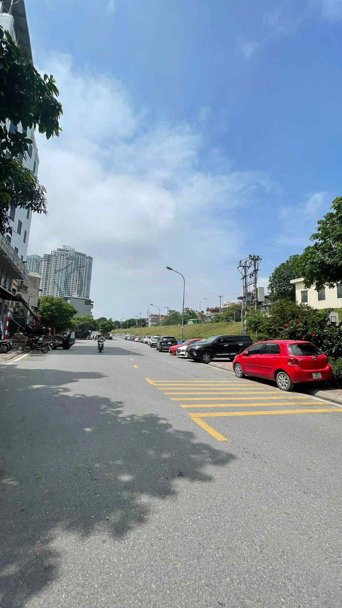 bán toà nhà Apartment Ngọc Thuỵ, 2 sàn văn phòng + 15 căn hộ khép kín, dòng tiền 130tr/tháng