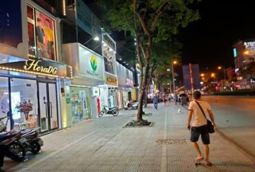 nhà mặt phố Nguyễn Văn Cừ, 440m, mặt tiền 18m, nở hậu, vỉa hè đá bóng